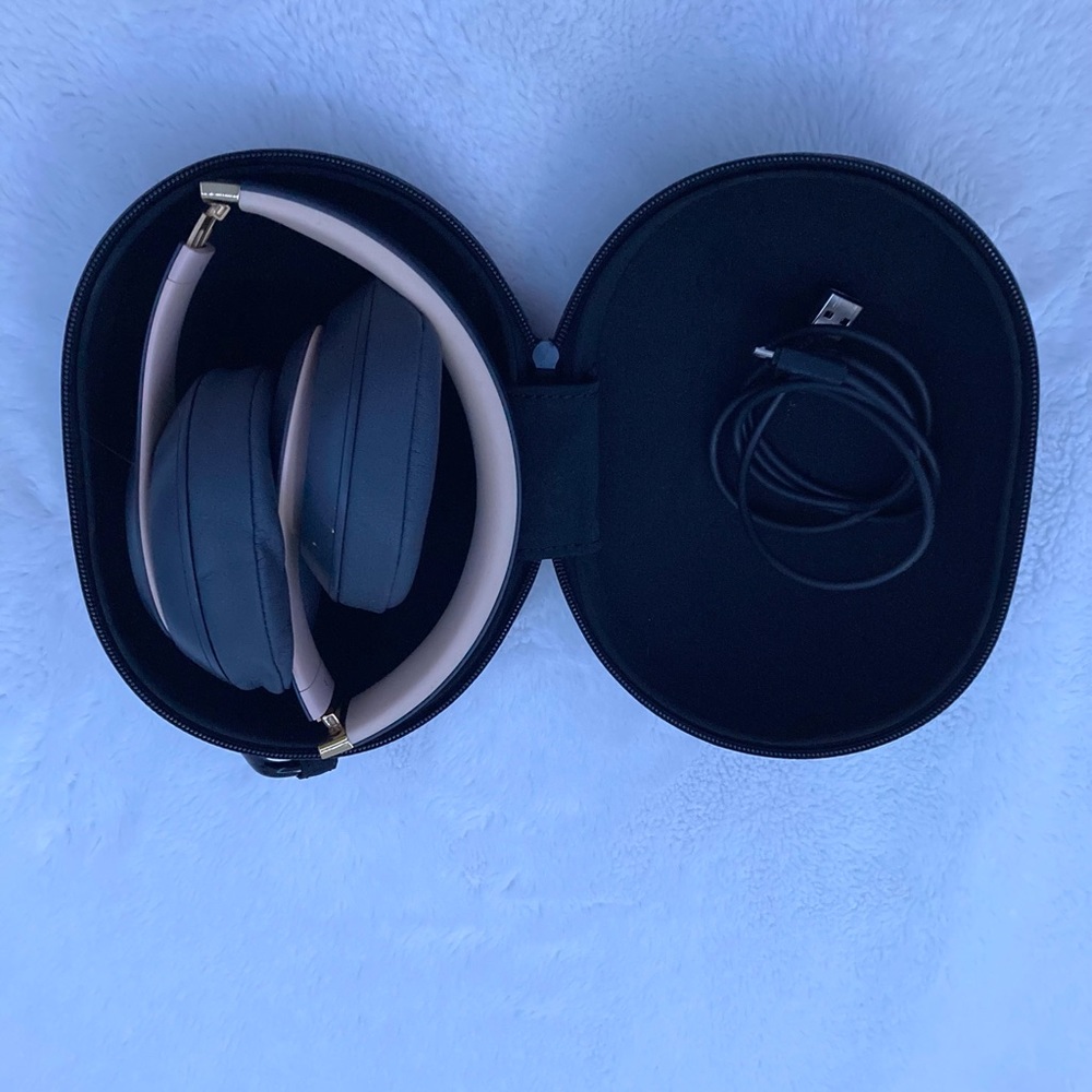 Beats by Dre Wireless Headphones Noise Cancelling Case & Charger Studio 3 Gray